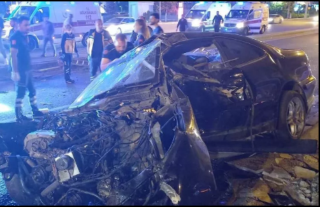 Kayseri'de refüjdeki korkuluklara çarpan otomobil parçalandı