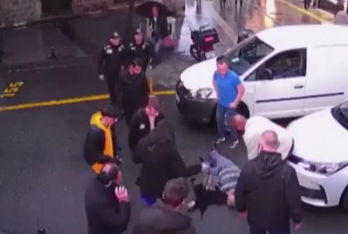 Kendini birdenbire aracın &ouml;n&uuml;ne atan adam evinde feci şekilde can verdi 