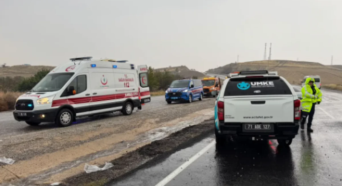 Kırıkkale'de midib&uuml;s devrildi: 14 yaralı