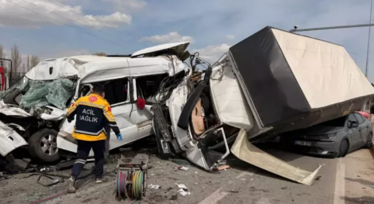 Kırşehir'de kırmızı ışıkta korkun&ccedil; kaza: &Ccedil;ok sayıda yaralı var