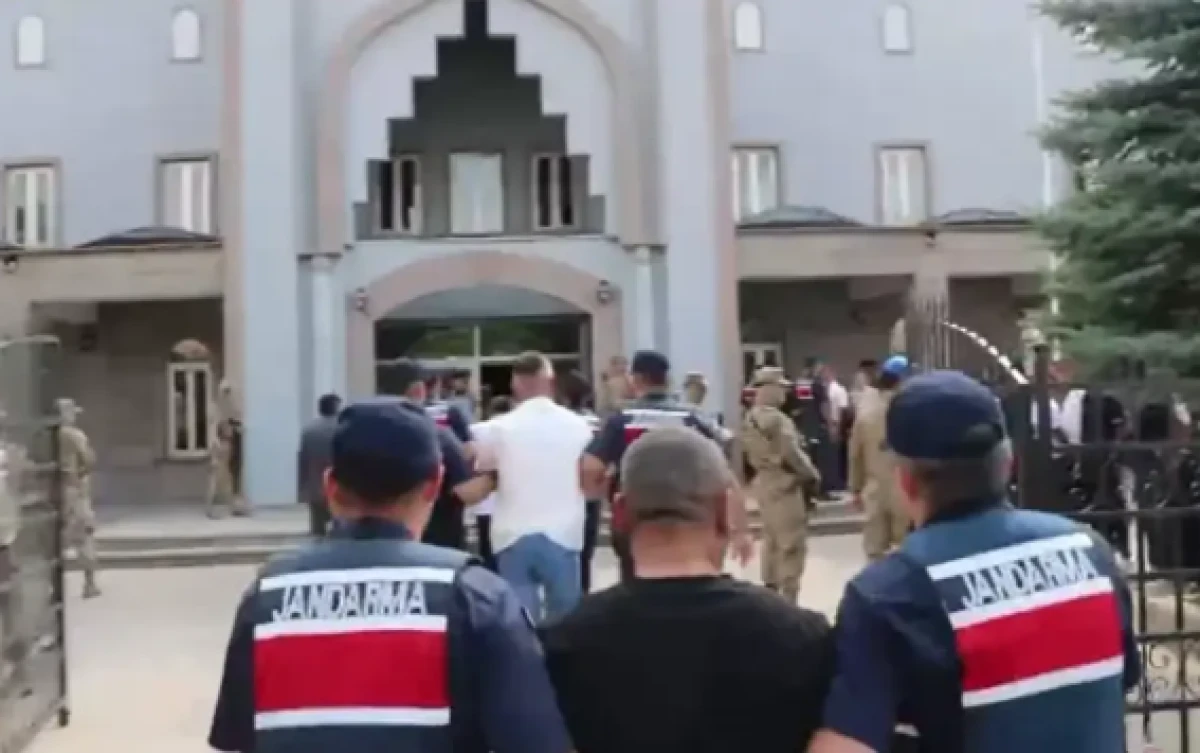 Kırşehir'de tefecilik operasyonu: &Ccedil;ok sayıda silah ele ge&ccedil;irildi