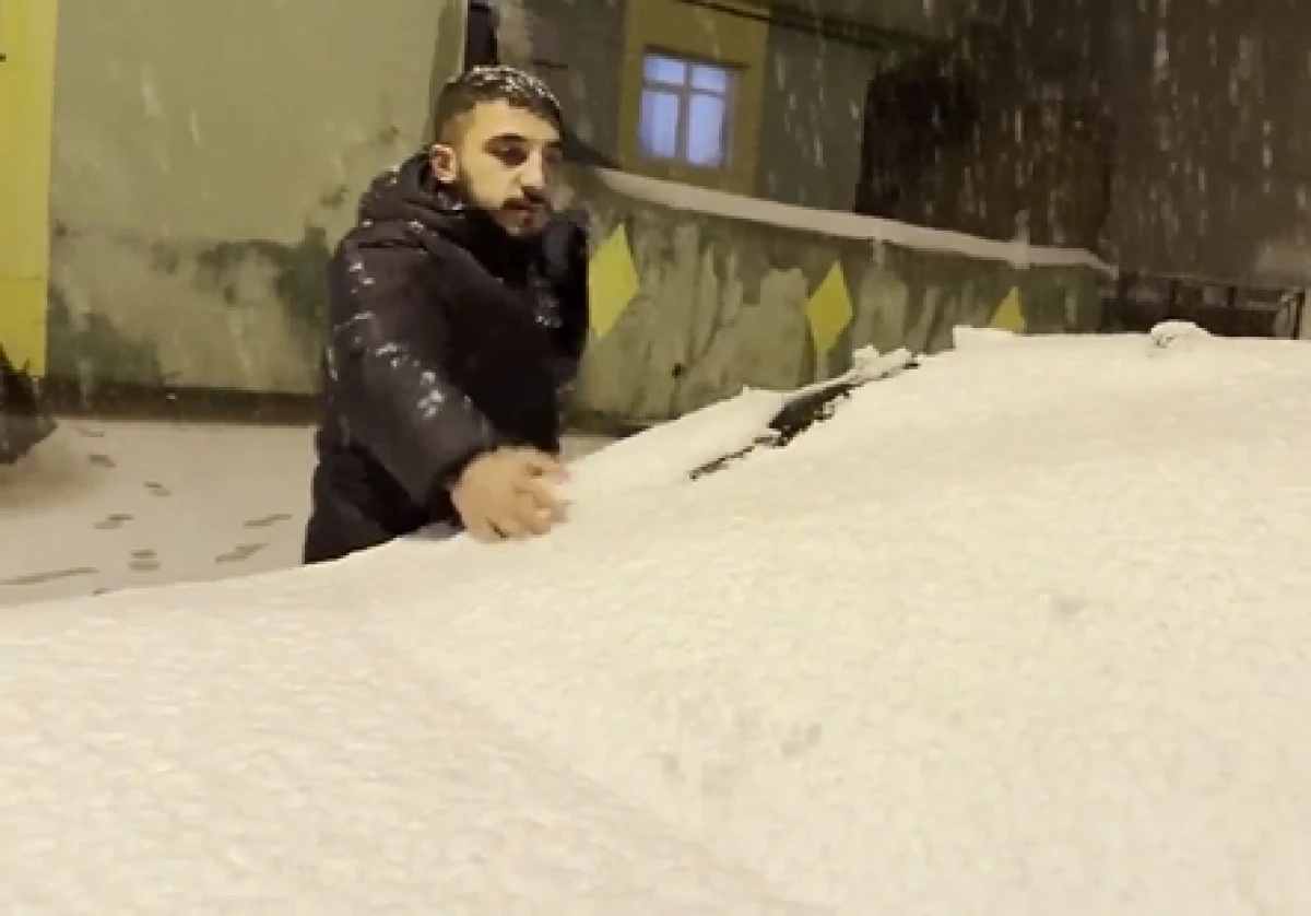 Kış geri d&ouml;nd&uuml;: Kar kalınlığı 15 santimetreyi aştı