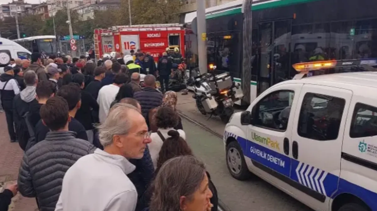 Kocaeli'de tramvay iki kadına &ccedil;arptı!