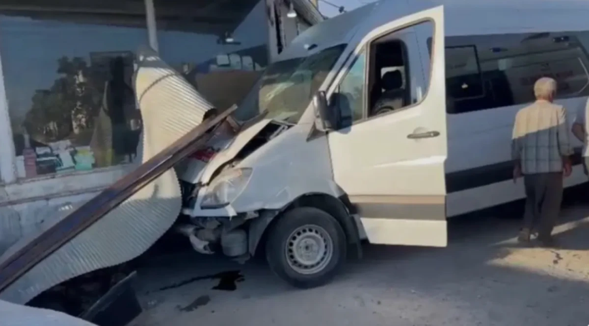 Kontrolden &ccedil;ıkan i&ccedil;i servisi d&uuml;kkana daldı! 10 yaralı