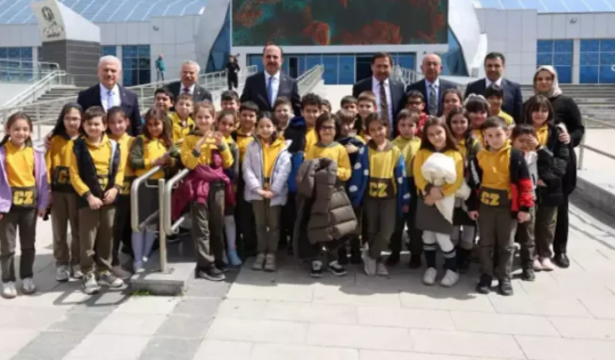 Konya protokol&uuml; Bilim Merkezi'nde &ouml;ğrencilerle buluştu        