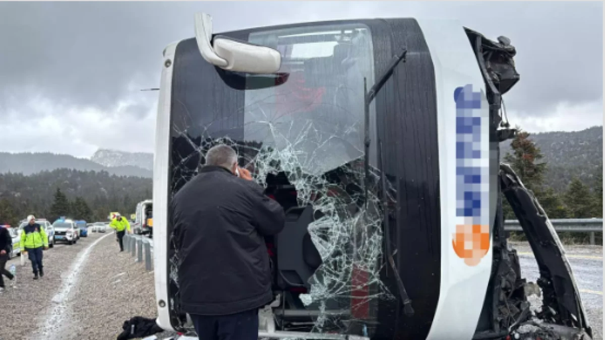 Konya'da yolcu otob&uuml;s&uuml; devrildi                     