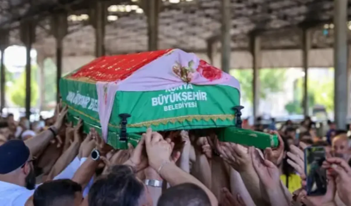 Konya'nın Kırmızılı Kadın son yolculuğuna uğurlandı