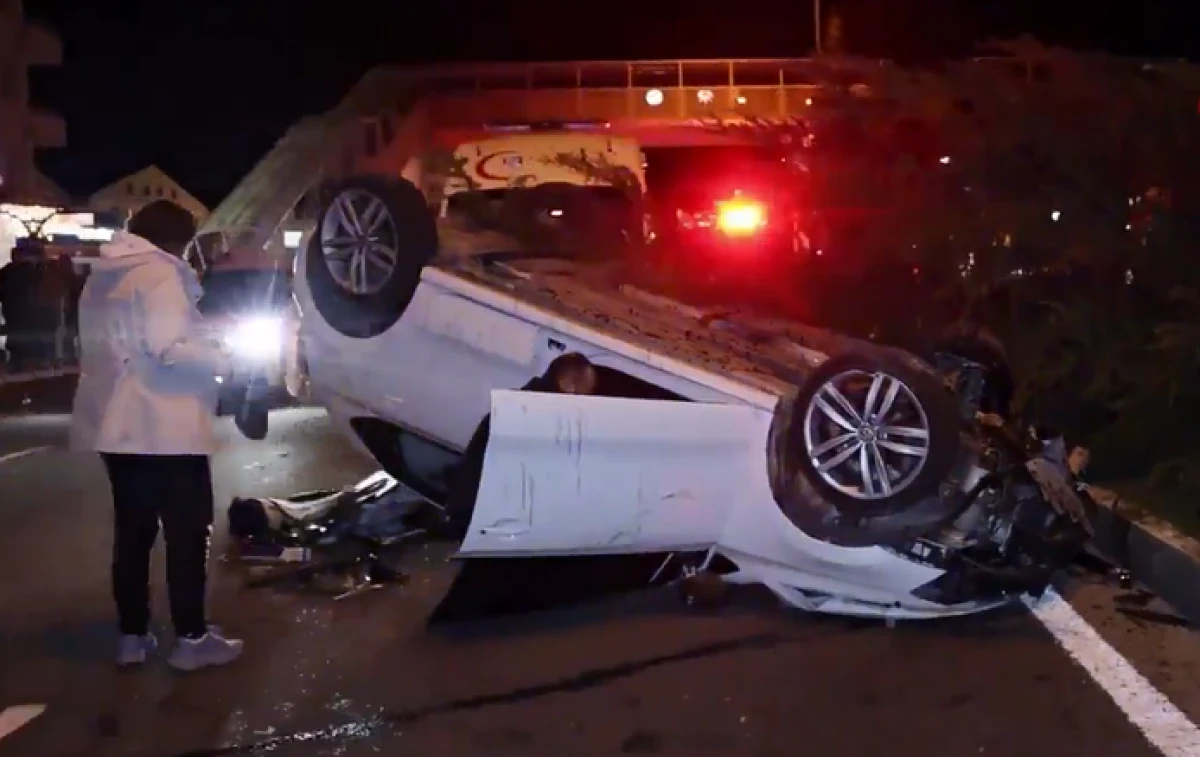 K&ouml;peğe &ccedil;arpmamak i&ccedil;in manevra yapınca takla attı: 2 yaralı