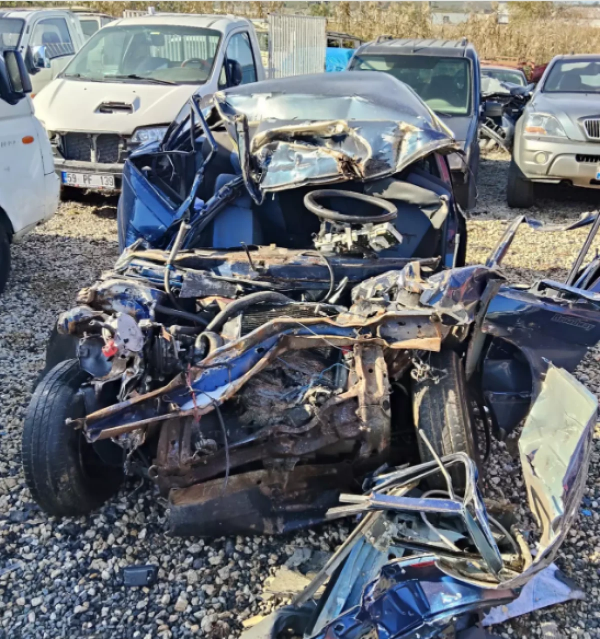 Korkunç kazada araba un ufak oldu: 2 kardeş öldü!              