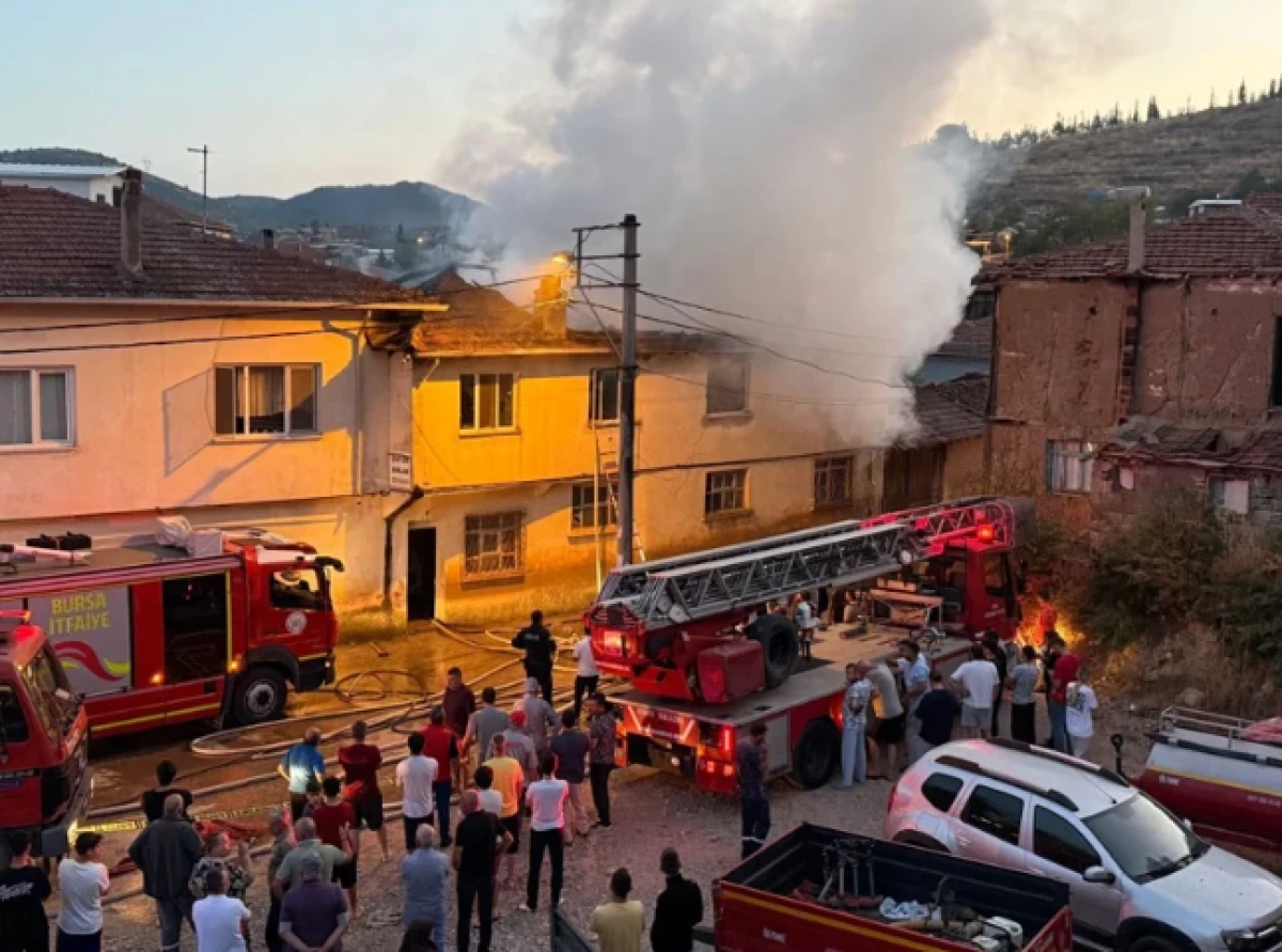 Korkun&ccedil; olay! Ekipler yanan evde korkun&ccedil; manzarayla karşılaştı