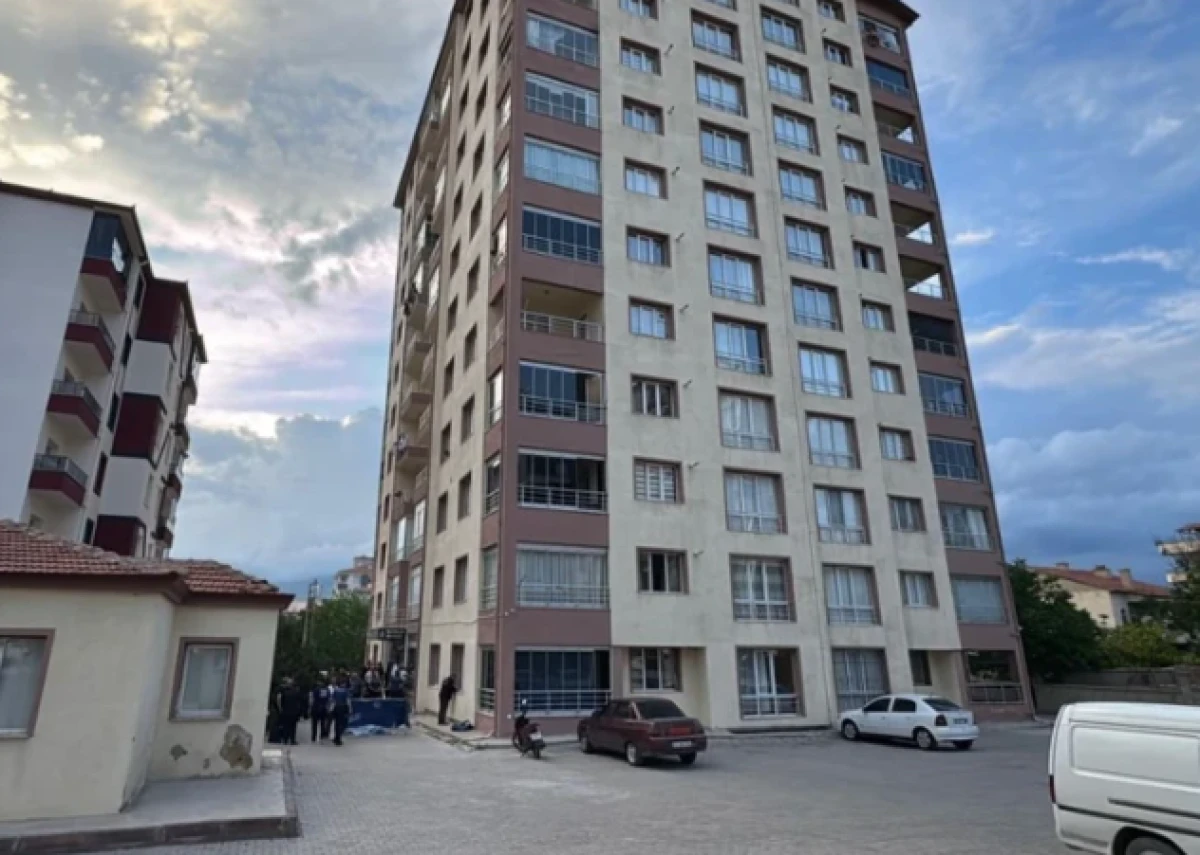 Korkun&ccedil; &ouml;l&uuml;m! 20 yaşındaki gen&ccedil; 10&rsquo;ncu kattan yere &ccedil;akıldı