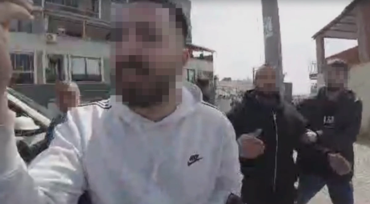 Korna &ccedil;aldı, darp edildi: Trafik magandaları kameraya yansıdı        