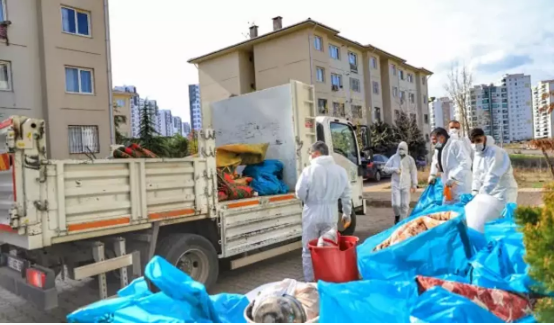 Kötü koku yayılan evden bir kamyon çöp çıktı! 