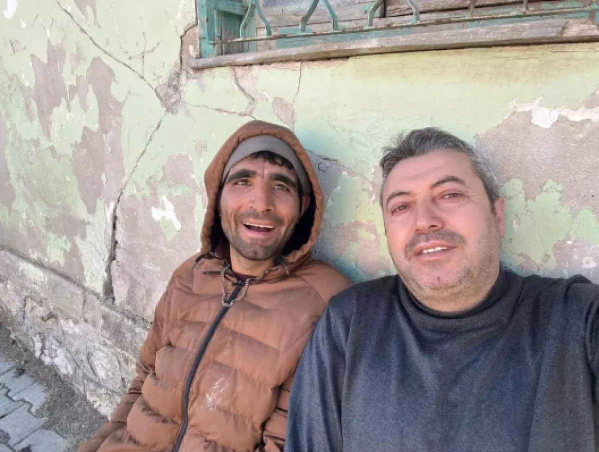 K&ouml;y&uuml;n neşesiydi! İmam ayakta durmakta g&uuml;&ccedil;l&uuml;k &ccedil;ekti          