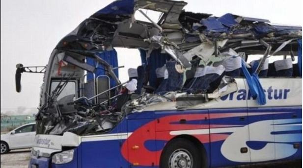 Küba'da yolcu otobüsü devrildi