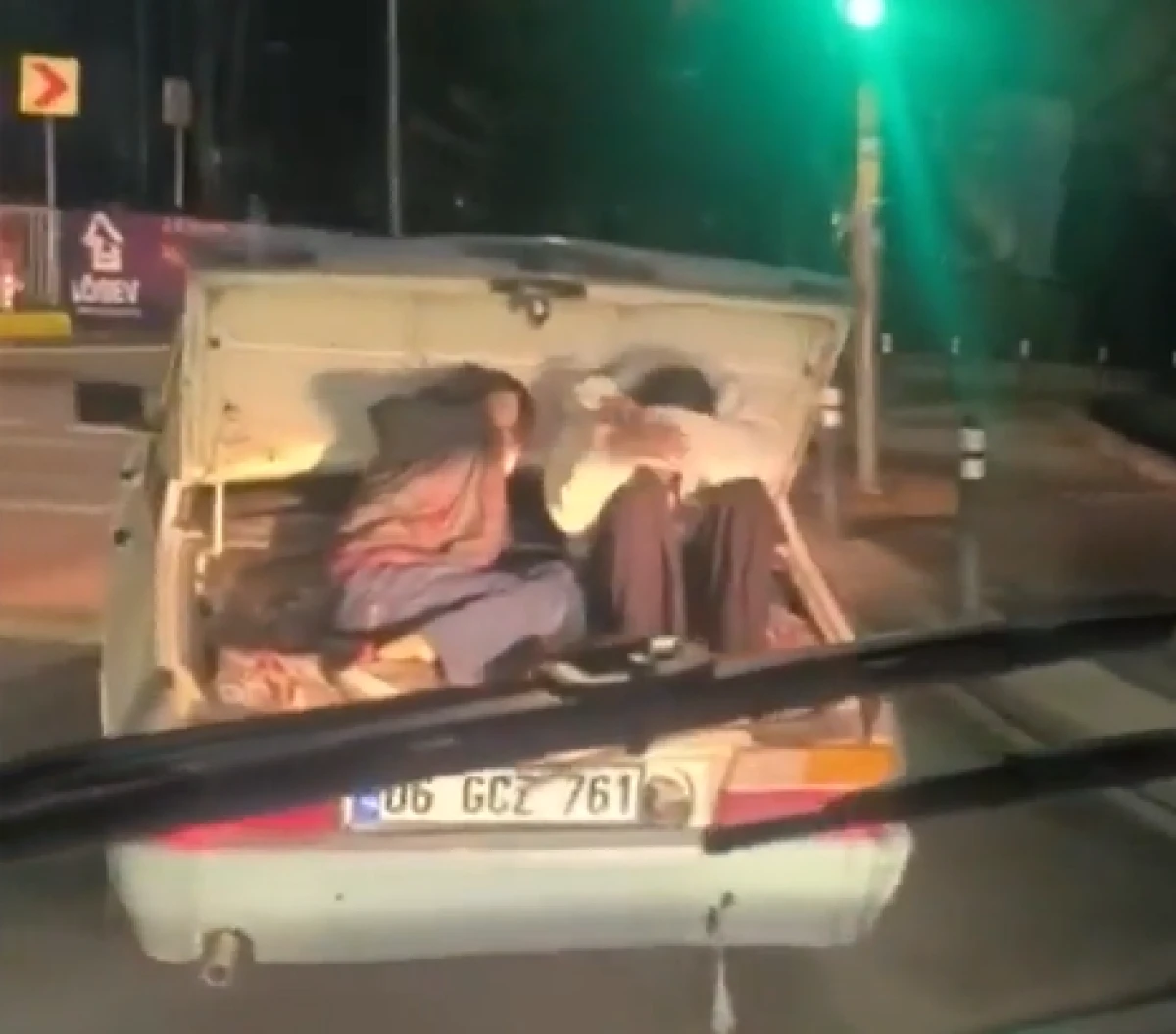 K&uuml;&ccedil;&uuml;k&ccedil;ekmece&rsquo;de 2 &ccedil;ocuğun otomobilin bagajındaki tehlikeli yolculuğu kamerada