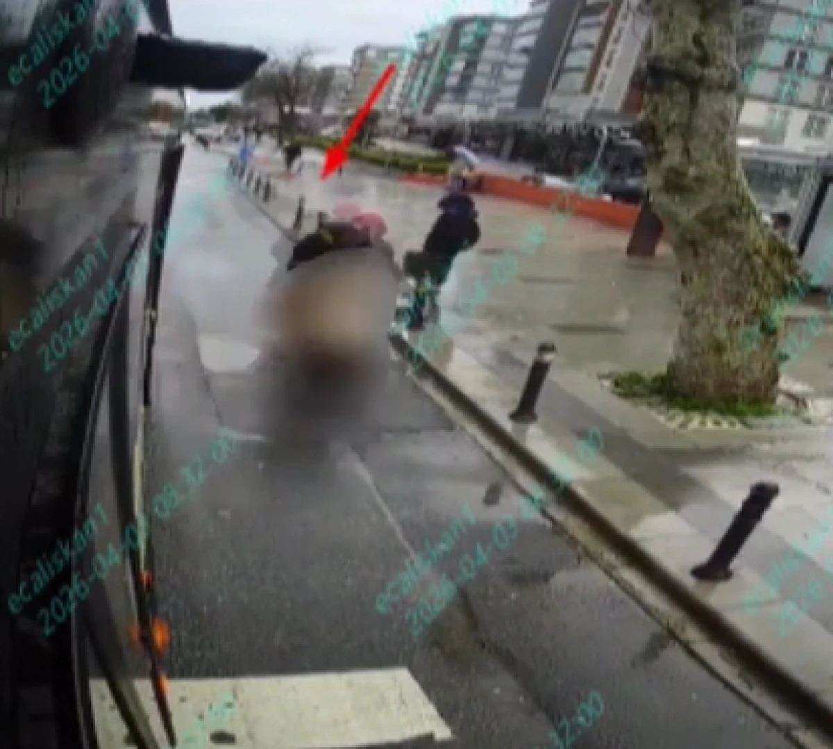 K&uuml;&ccedil;&uuml;k&ccedil;ekmece'de İETT otob&uuml;s&uuml;nden inen yolcuya motosiklet &ccedil;arptı   