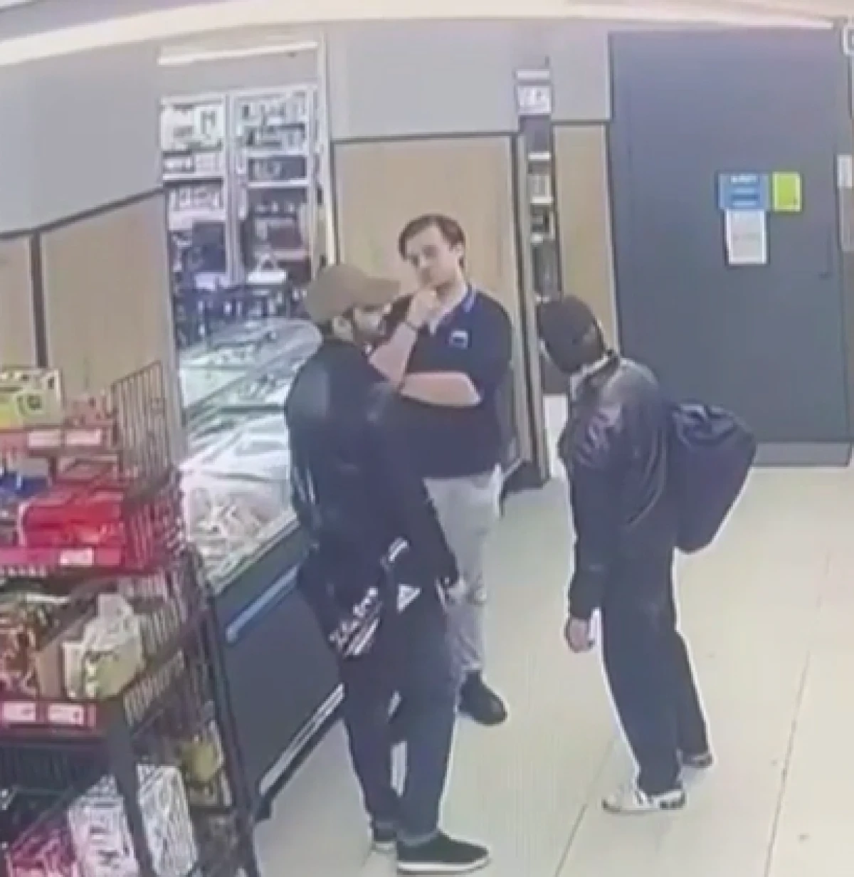 K&uuml;&ccedil;&uuml;k&ccedil;ekmece&rsquo;de kendilerinden ş&uuml;phelenen market &ccedil;alışanına yumruk atıp ka&ccedil;tılar