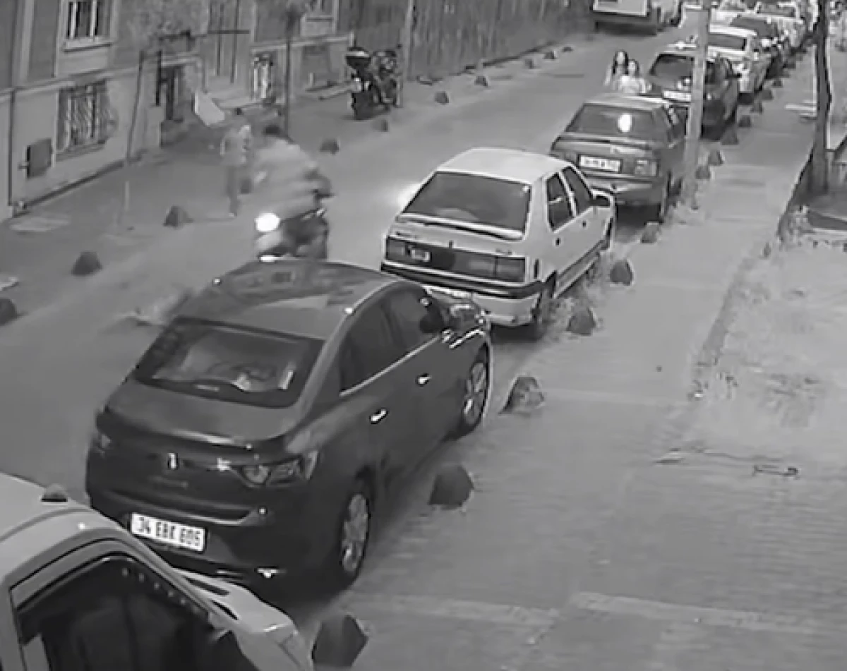 K&uuml;&ccedil;&uuml;k&ccedil;ekmece'de motosiklet dehşeti: &Ccedil;arptığı &ccedil;ocuğu kaldırıma bıraktı