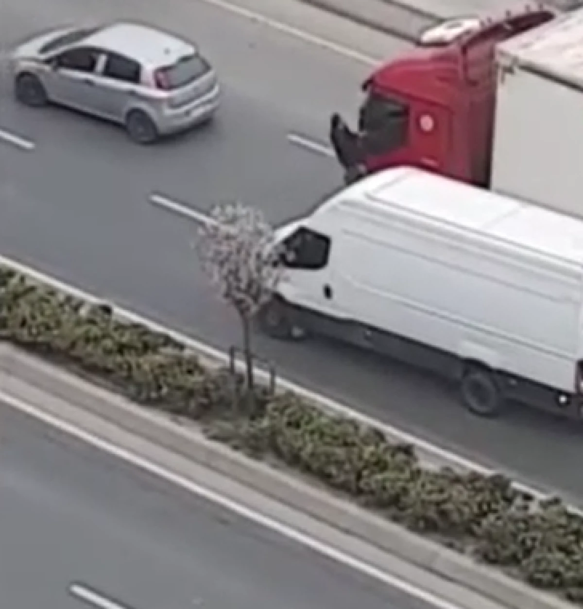 K&uuml;&ccedil;&uuml;k&ccedil;ekmece&rsquo;de yol verme tartışması sopalı kavgaya d&ouml;n&uuml;şt&uuml;       