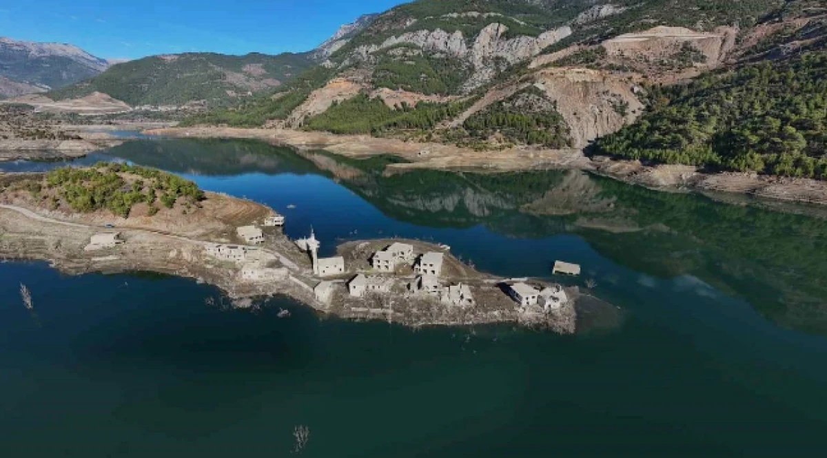 Kuraklık vurunca su altındaki köy ortaya çıktı  