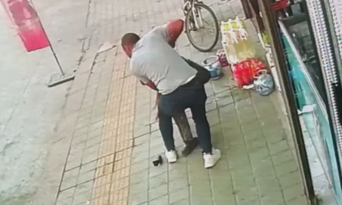 K&uuml;tahya&rsquo;da eski eşinin sokakta bı&ccedil;akladığı kadın ağır yaralandı; olay anı kamerada