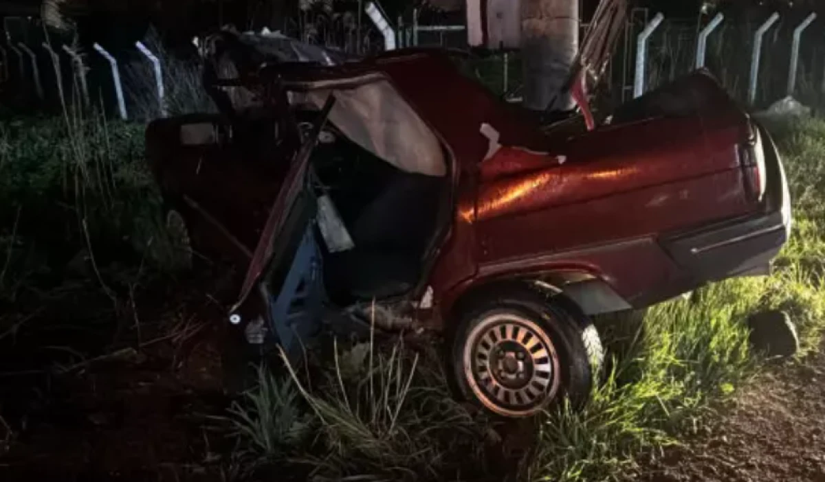 K&uuml;tahya'da feci kaza: Beton direğe &ccedil;arpan s&uuml;r&uuml;c&uuml; &ouml;ld&uuml;
