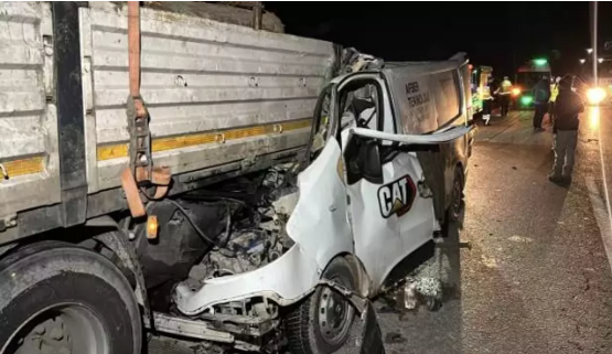 Kütahya'da tıra çarpan kamyonetteki genç hayatını kaybetti