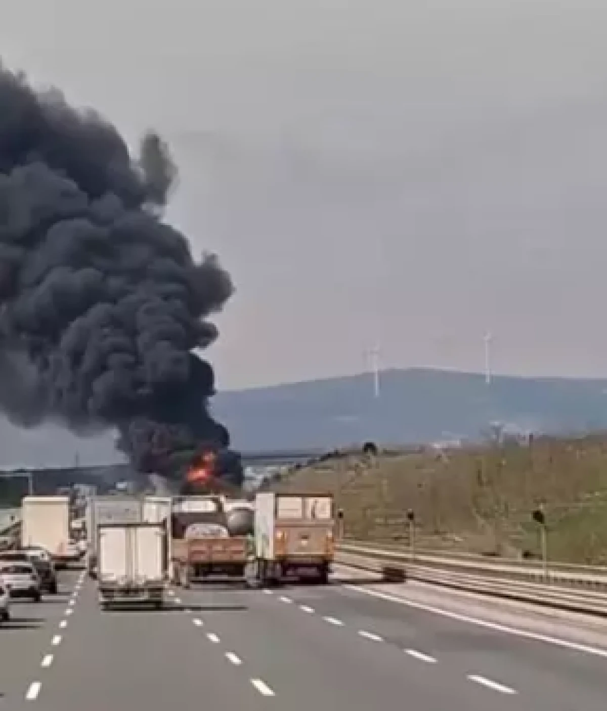 Kuzey Marmara Otoyolu'nda TIR alev topuna d&ouml;nd&uuml;             