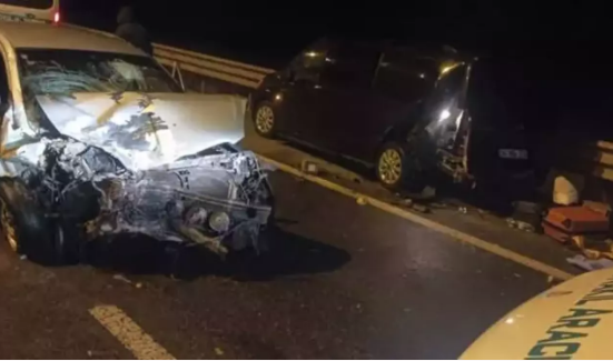 Lastiği değiştirenlere otomobil çarptı: 2 ölü, 7 yaralı 