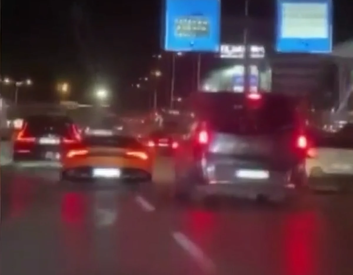 L&uuml;ks otomobilin trafikteki tehlike şovu kazayla bitti: O anlar kamerada!