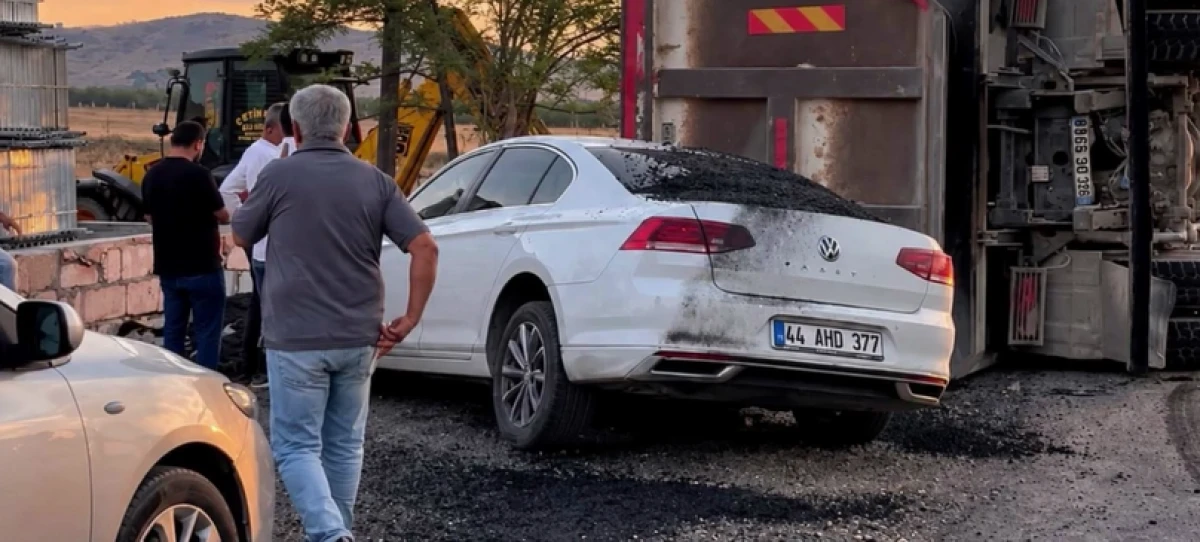 Malatya'da feci kaza: Asfalt y&uuml;kl&uuml; kamyonun &ccedil;arptığı iş&ccedil;i ağır yaralandı