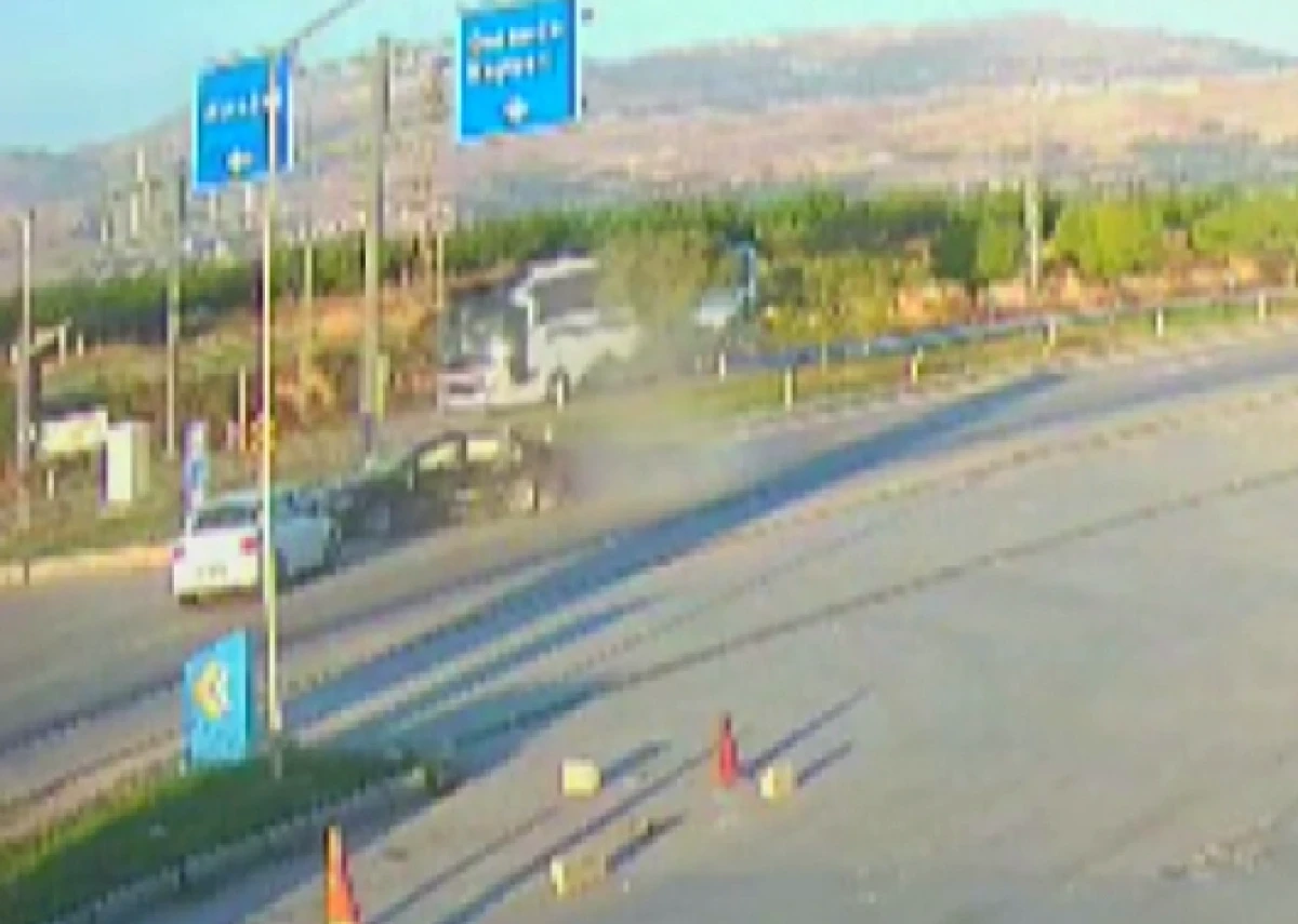 Malatya'da iki otomobilin &ccedil;arpıştığı kaza kamerada: 1'i ağır 6 yaralı
