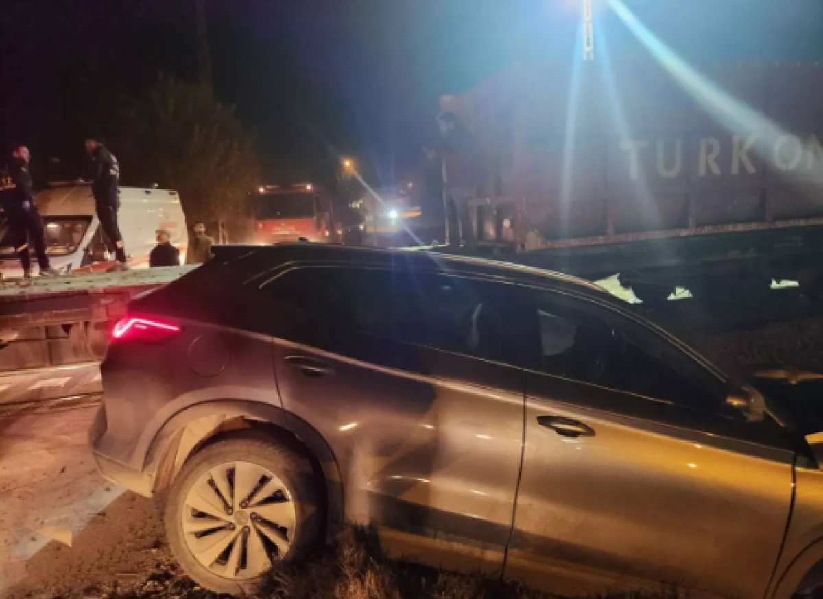 Malatya'da y&uuml;k treni otomobile &ccedil;arptı    