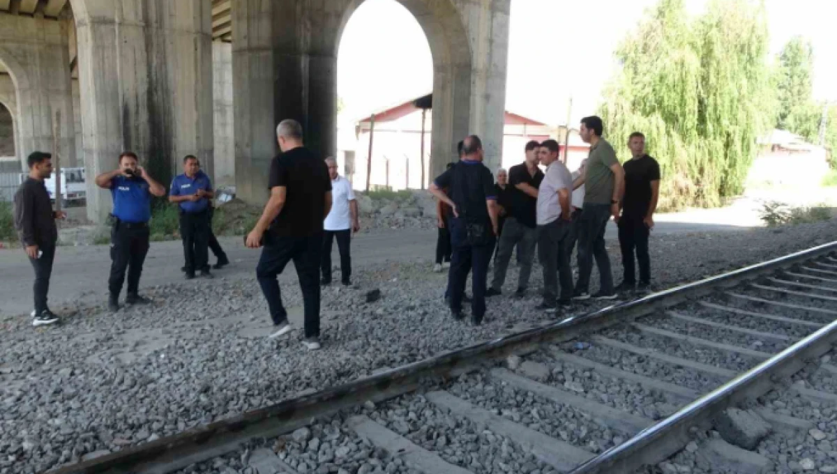 Malatya'nın Yeşilyurt ilçesinde yük treni otomobile çarptı 