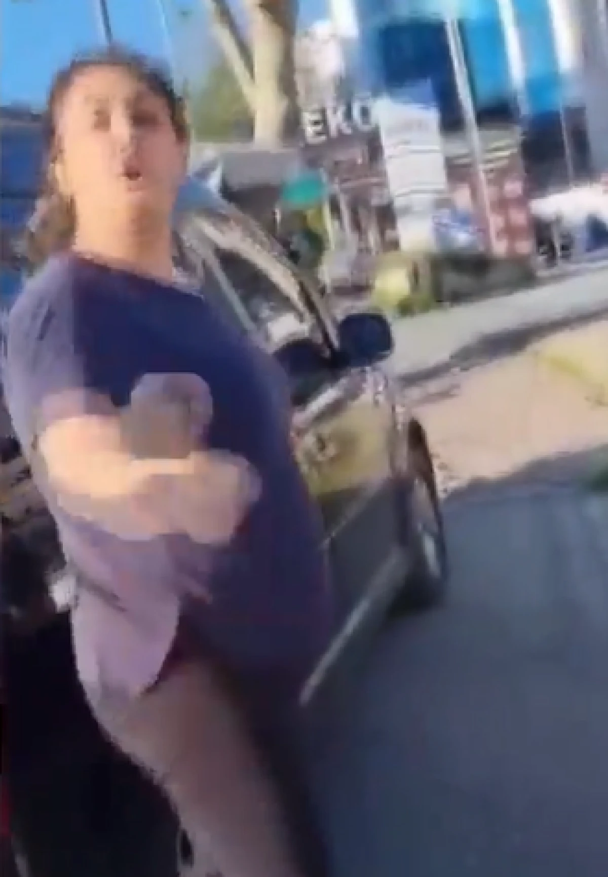 Maltepe'de trafikte başlayan tartışma ilerledi kavgaya d&ouml;n&uuml;şt&uuml;!