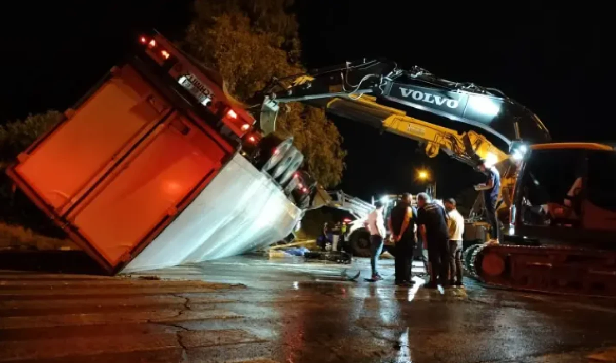 Manavgat'ta katliam gibi kaza: 2 yabancı uyruklu dorsenin altında can vardi! Dikkat &ccedil;eken kırmızı ışık detayı