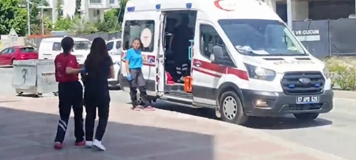 Manevra yaptı ama kurtaramadı! Motosikletli kadın b&ouml;yle savruldu