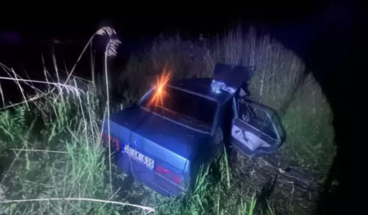 Manisa'da korkun&ccedil; kaza: Otomobil kanala u&ccedil;tu! &Ouml;l&uuml; ve yaralılar var!