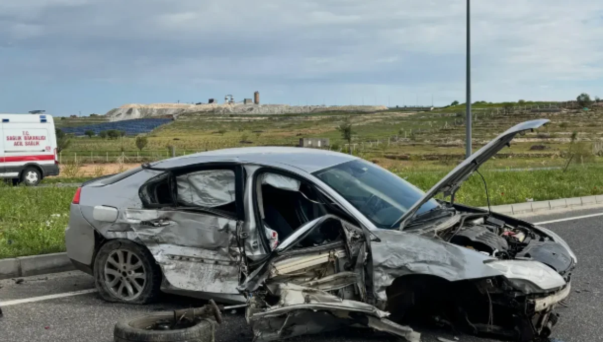 Mardin&rsquo;de minib&uuml;s ve otomobil &ccedil;arpıştı: Yaralılar var