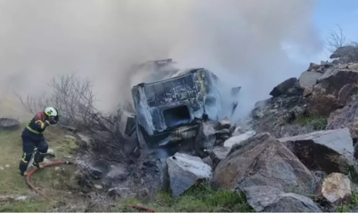 Mazot dolu tanker devrilip yandı          