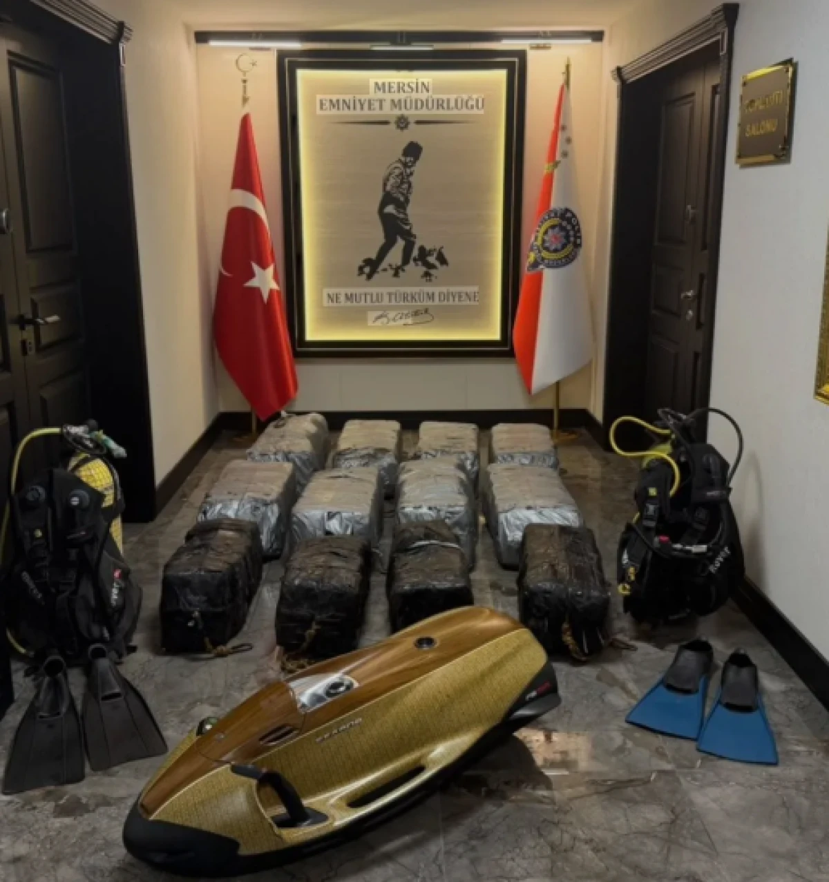 MERSİN LİMANI&rsquo;NDA NEFES KESEN OPERASYON! 350 KİLO KOKAİN DENİZİN ALTINDAN &Ccedil;IKTI