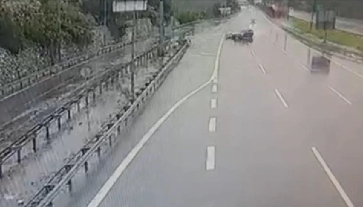 Mersin Tarsus'ta Otomobilin Bariyerlere &Ccedil;arpması Sonucu 2 Kişi Yaralandı