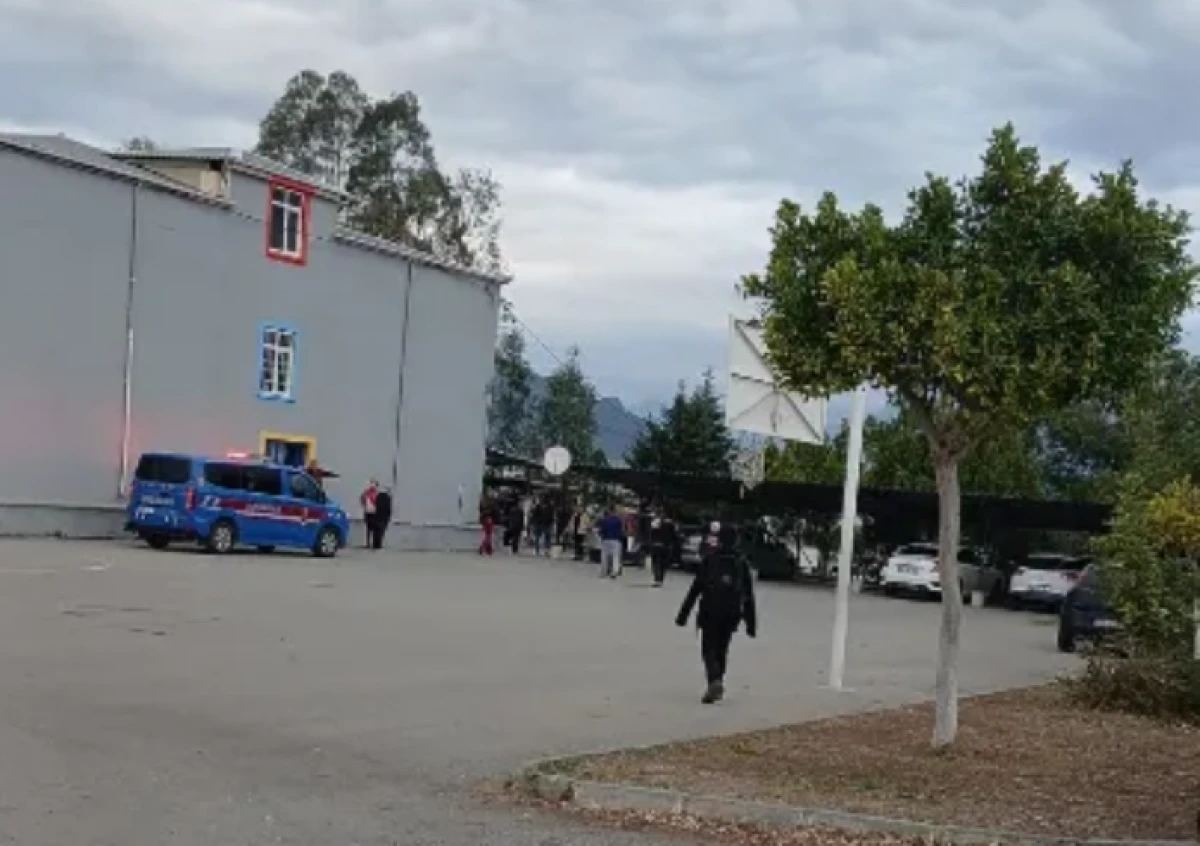 Mersin'de 11yaşında ki &ouml;ğrenci okul m&uuml;d&uuml;r&uuml;n&uuml; vurdu