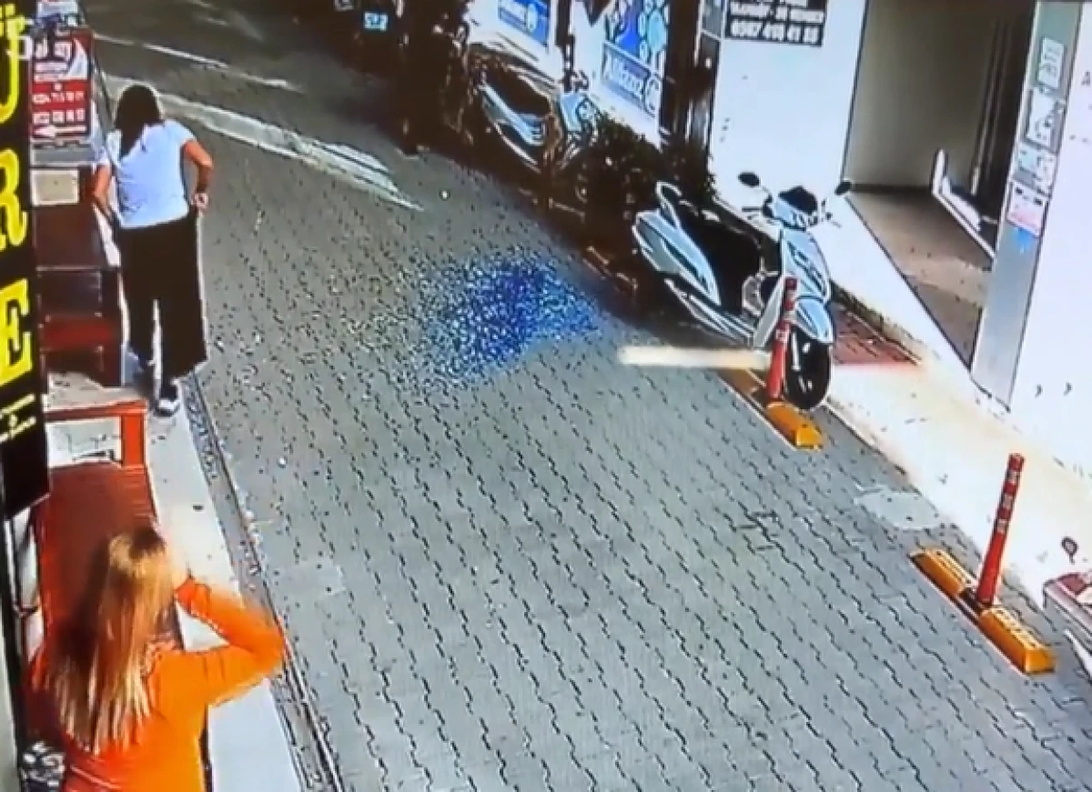Mersin'de faciadan d&ouml;n&uuml;ld&uuml;: Cam, sokaktaki kadının yanına d&uuml;şt&uuml;