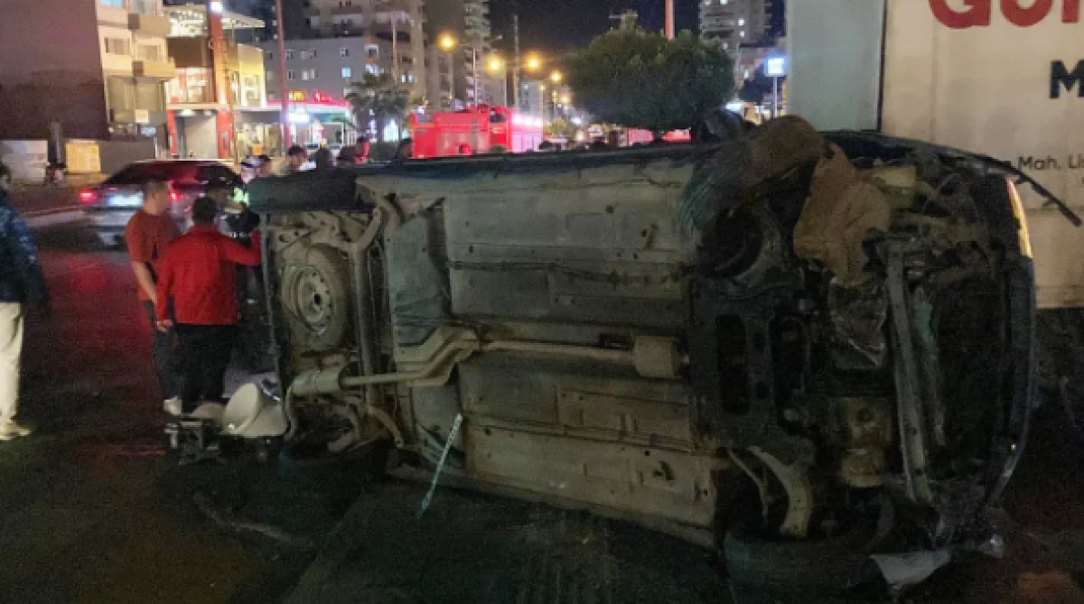 Mersin'de faciadan d&ouml;n&uuml;ld&uuml;... Motosikletle &ccedil;arpışan hafif ticari ara&ccedil; devrildi: 3 yaralı