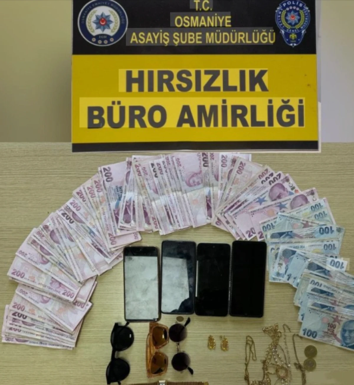 Mersin&rsquo;de halk plajında hırsızlık yapan 5 ş&uuml;pheli Osmaniye&rsquo;de yakalandı