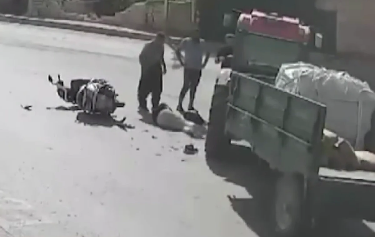 Mersin'de korkutan kaza: Motosiklet trakt&ouml;r&uuml;n altına girdi