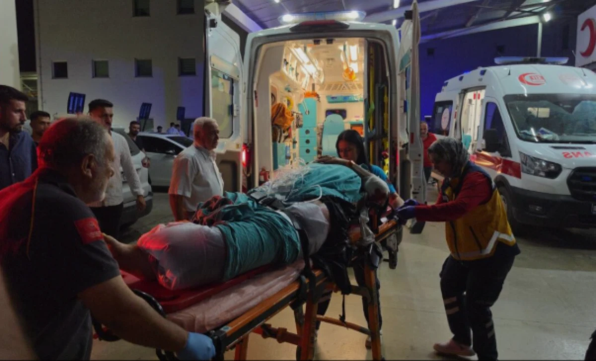 Mersin'de otomobil, u&ccedil;uruma devrildi; 2 &ouml;l&uuml;, 1 yaralı