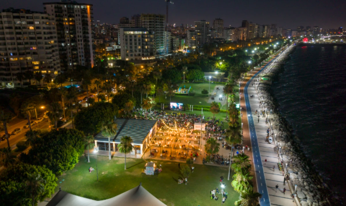 Mersin&rsquo;de Palmiyelerin Altında Beyaz Perde Keyfi